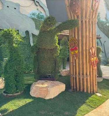 Topiary and planting in the Africa zone at Boulevard World